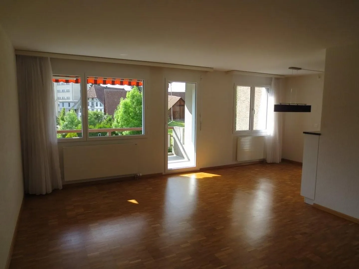 Bright 3.5-room apartment with balcony on the 2nd floor - Photo 3 of 12