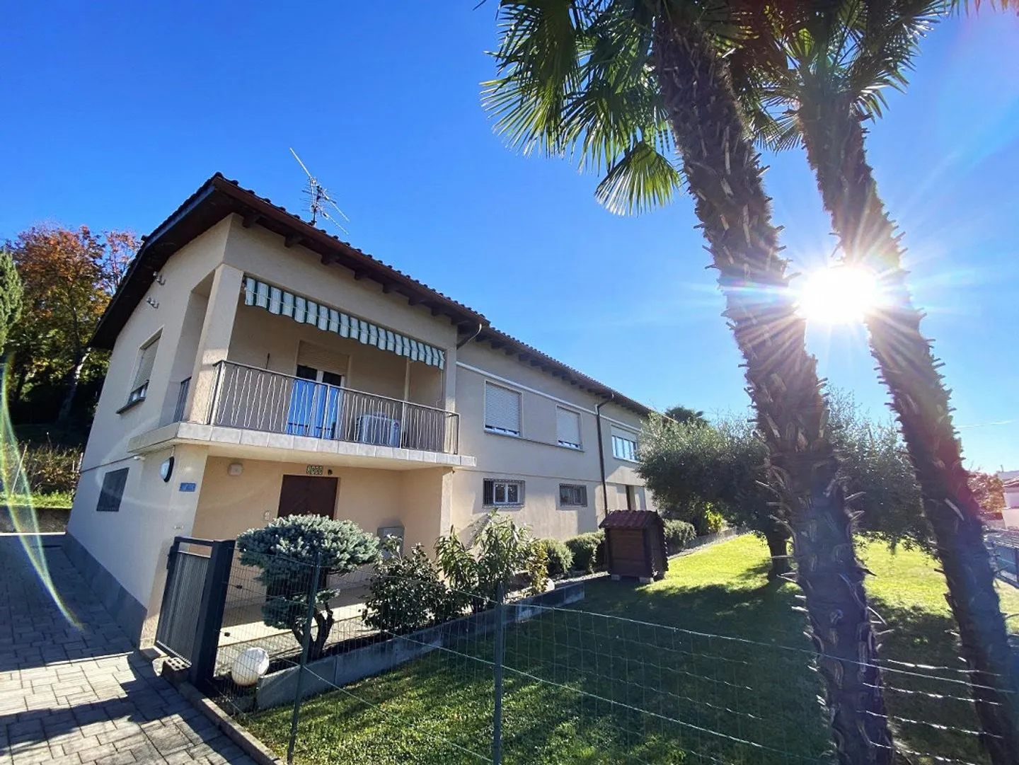 CASA UNIFAMILIARE IMMERSA NEL VERDE CON GIARDINO E VISTA APERTA SUL... - Foto 1 di 13