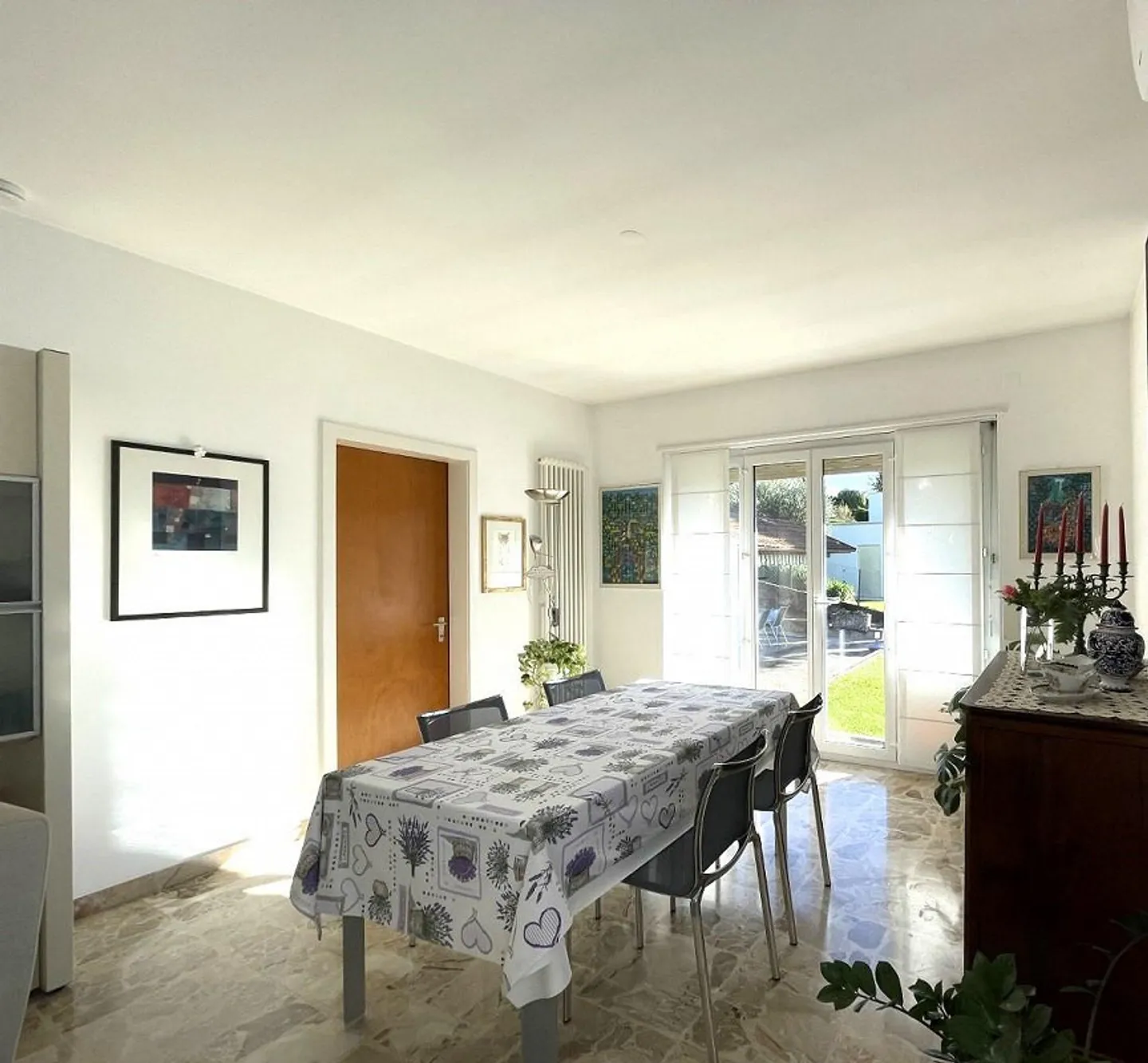 CASA UNIFAMILIARE IMMERSA NEL VERDE CON GIARDINO E VISTA APERTA SUL... - Foto 4 di 13