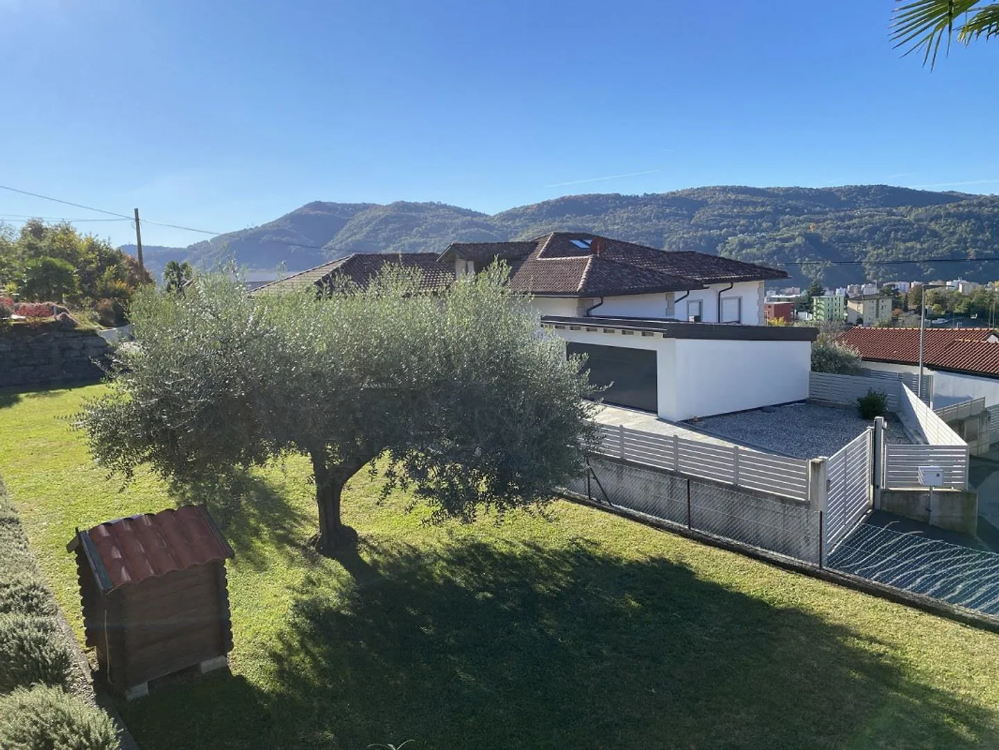 CASA UNIFAMILIARE IMMERSA NEL VERDE CON GIARDINO E VISTA APERTA SUL... - Foto 6 di 13