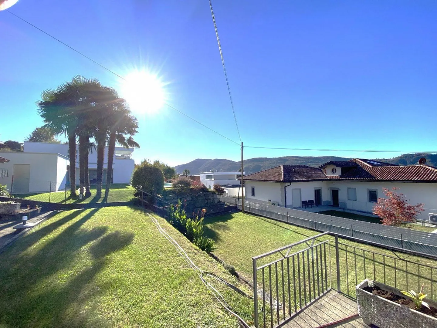 CASA UNIFAMILIARE IMMERSA NEL VERDE CON GIARDINO E VISTA APERTA SUL... - Foto 7 di 13