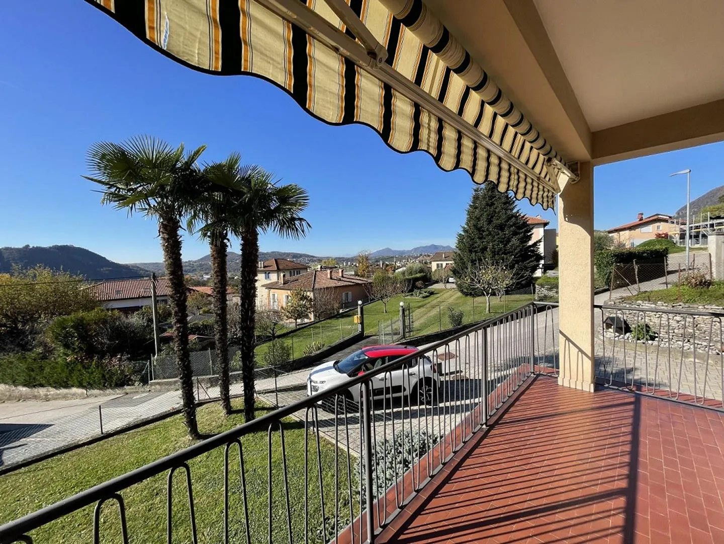 CASA UNIFAMILIARE IMMERSA NEL VERDE CON GIARDINO E VISTA APERTA SUL... - Foto 13 di 13