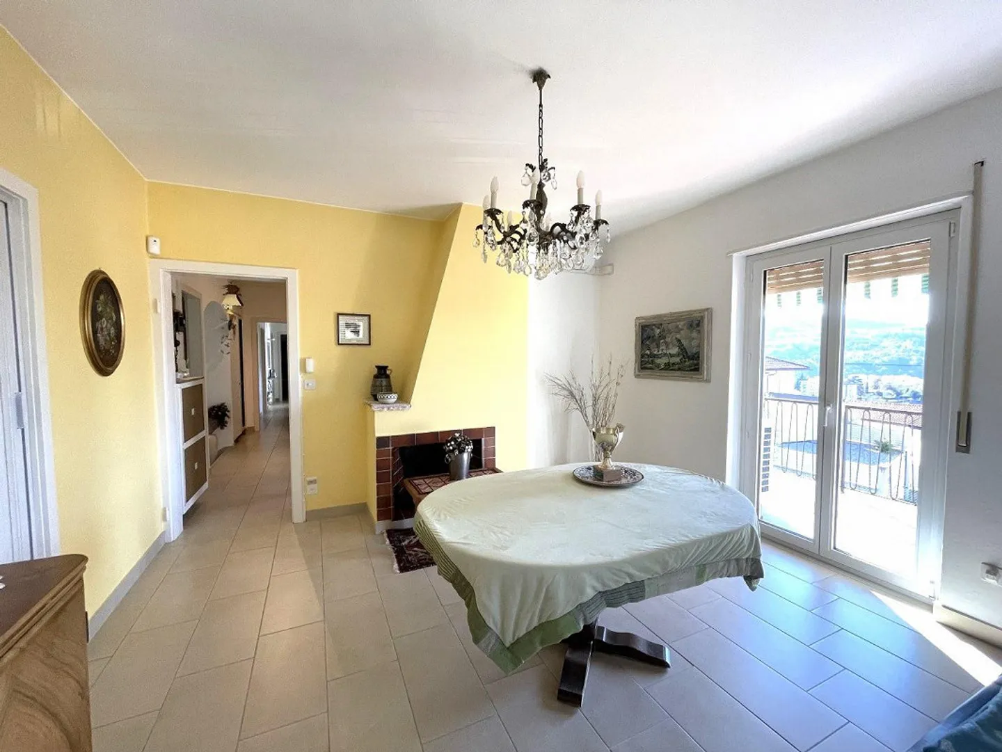 CASA UNIFAMILIARE IMMERSA NEL VERDE CON GIARDINO E VISTA APERTA SUL... - Foto 12 di 13