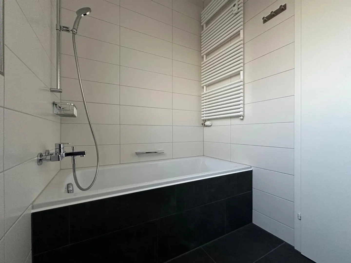 Bright attic apartment with large roof terrace - Photo 7 of 12