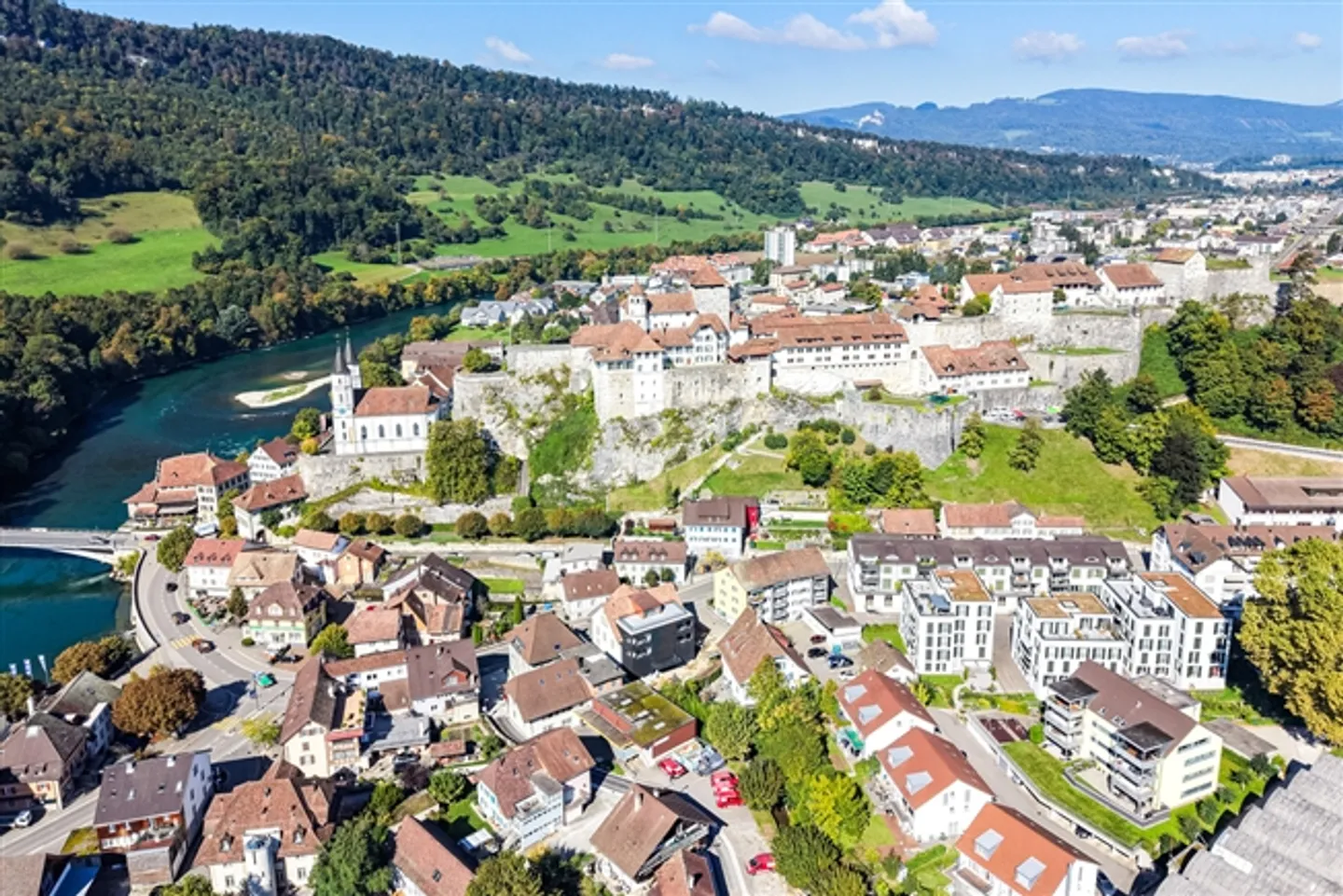 5.5-Room Maisonette Apartment with History in the Heart of Aarburg - Photo 2 of 12