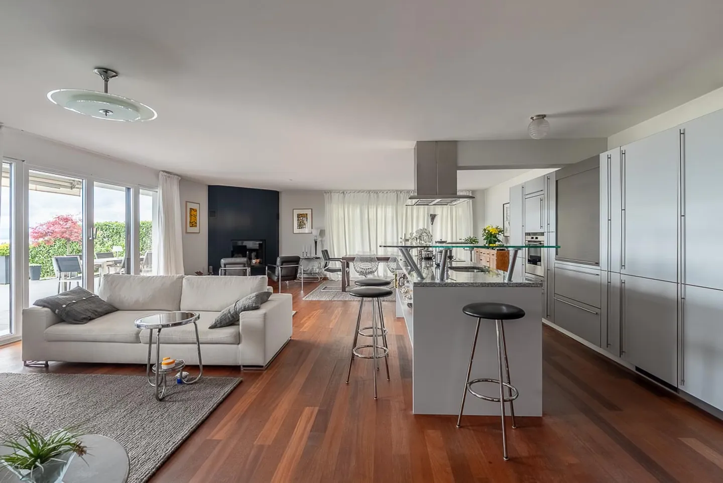Appartement Charmant avec Vue sur le Lac - Photo 2 sur 9