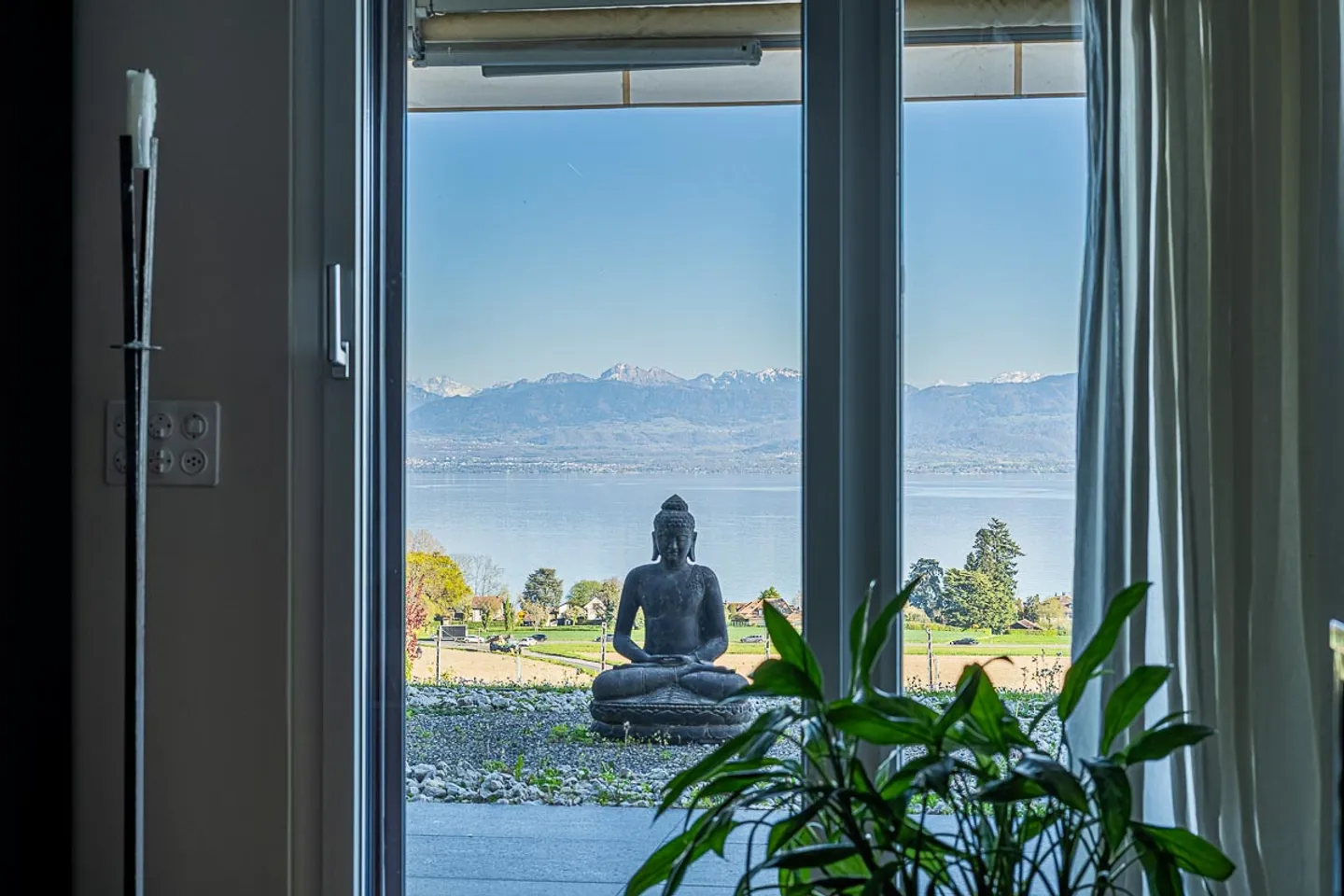 Appartement Charmant avec Vue sur le Lac - Photo 5 sur 9
