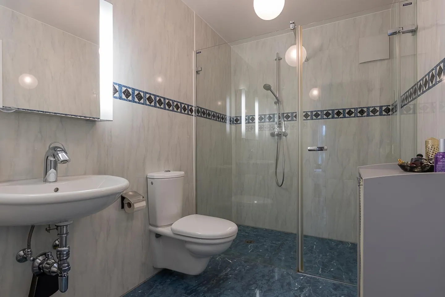 Appartement Charmant avec Vue sur le Lac - Photo 8 sur 9