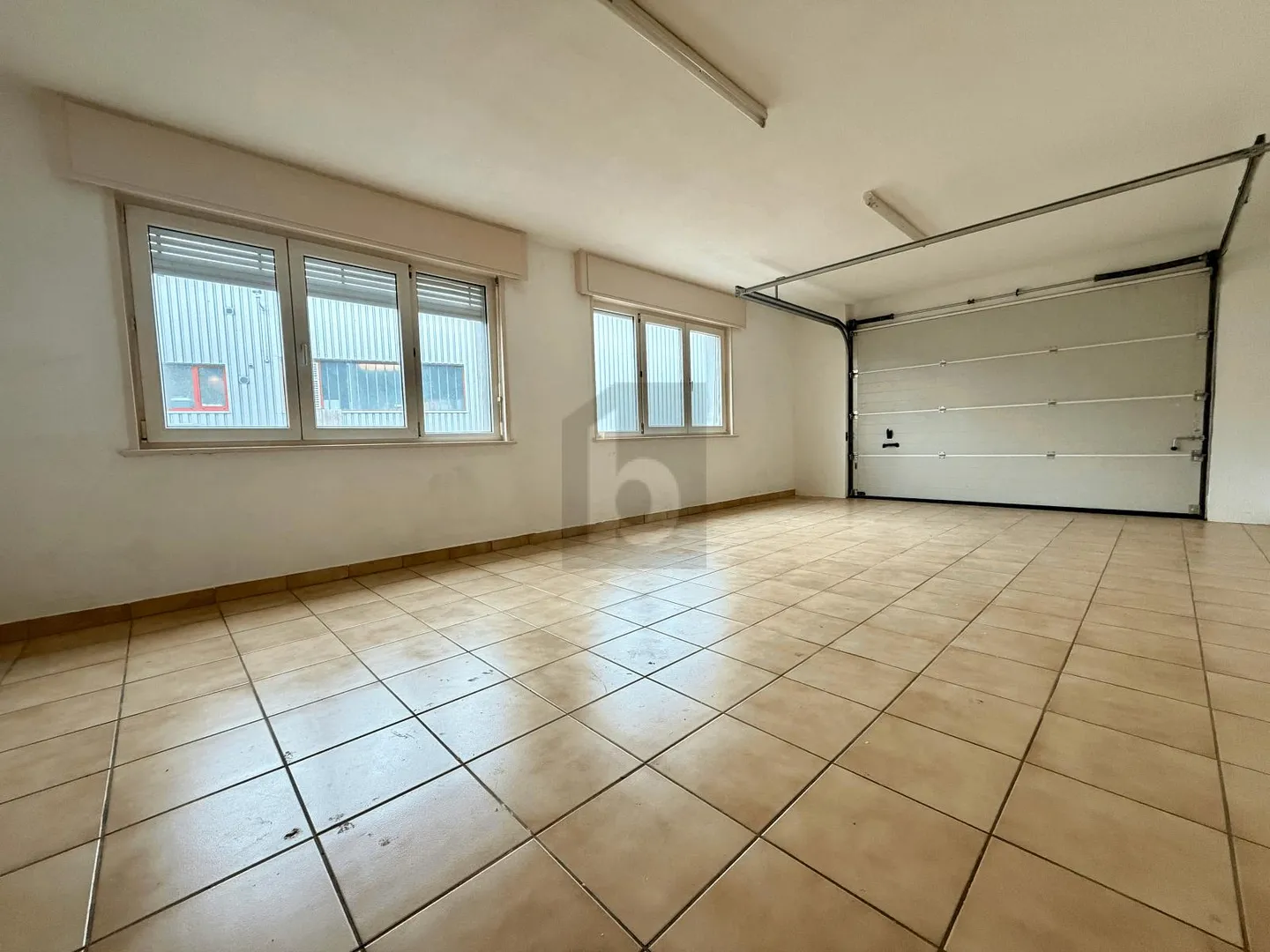 Espace Bureau avec Porte de Garage - Photo 1 sur 4