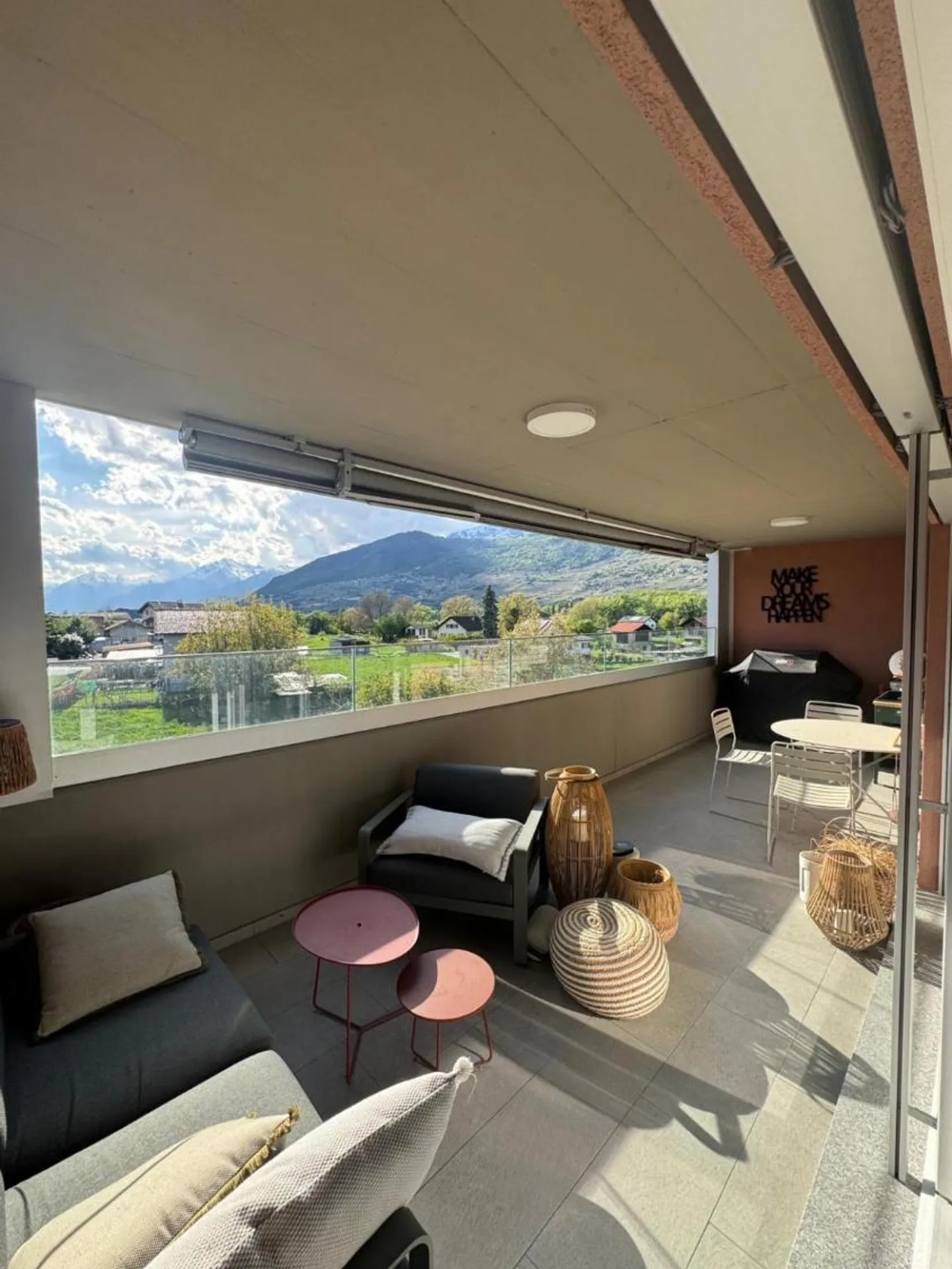 Bright 2.5-room apartment with large balcony - Photo 1 of 5