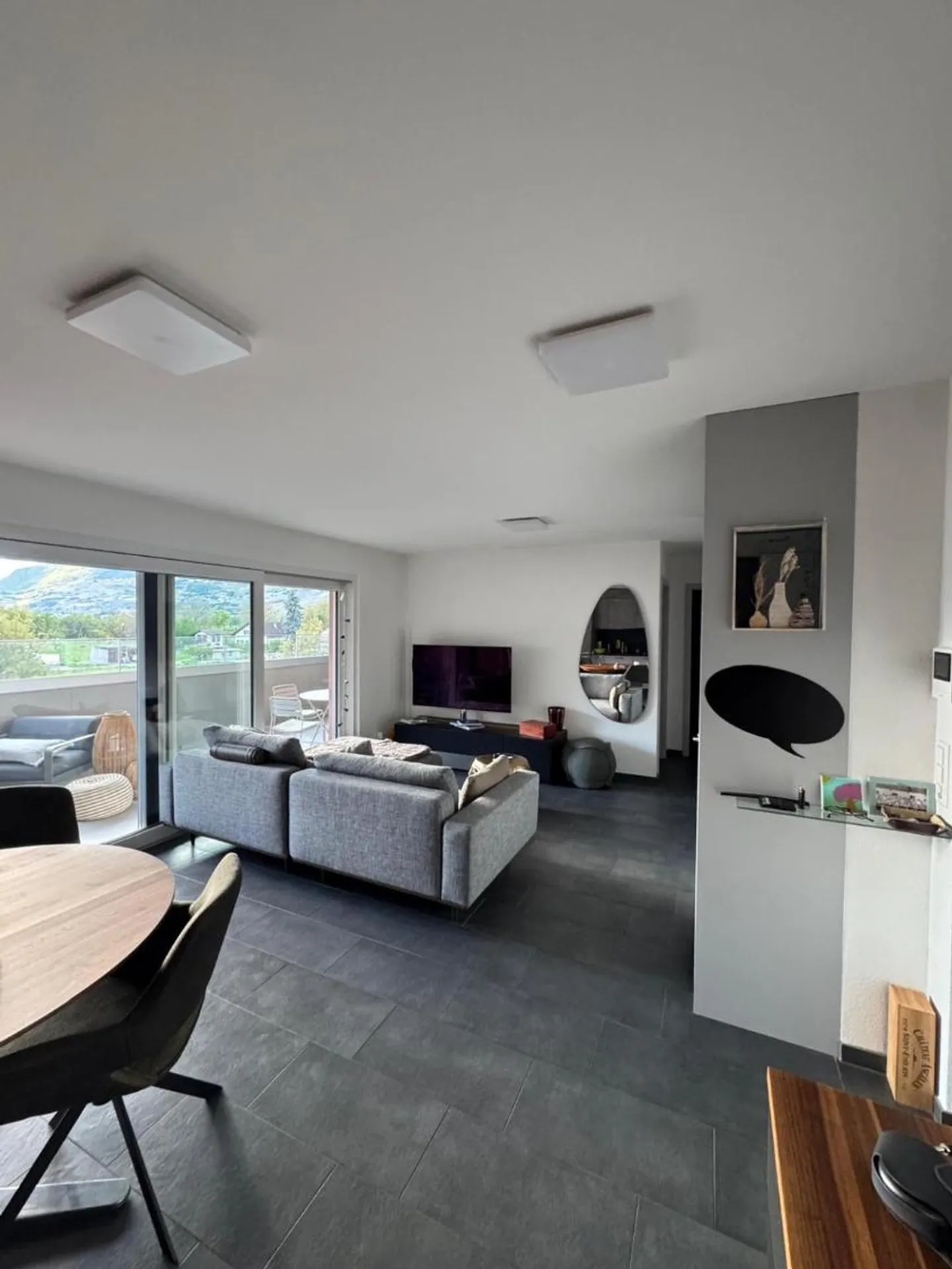 Bright 2.5-room apartment with large balcony - Photo 2 of 5