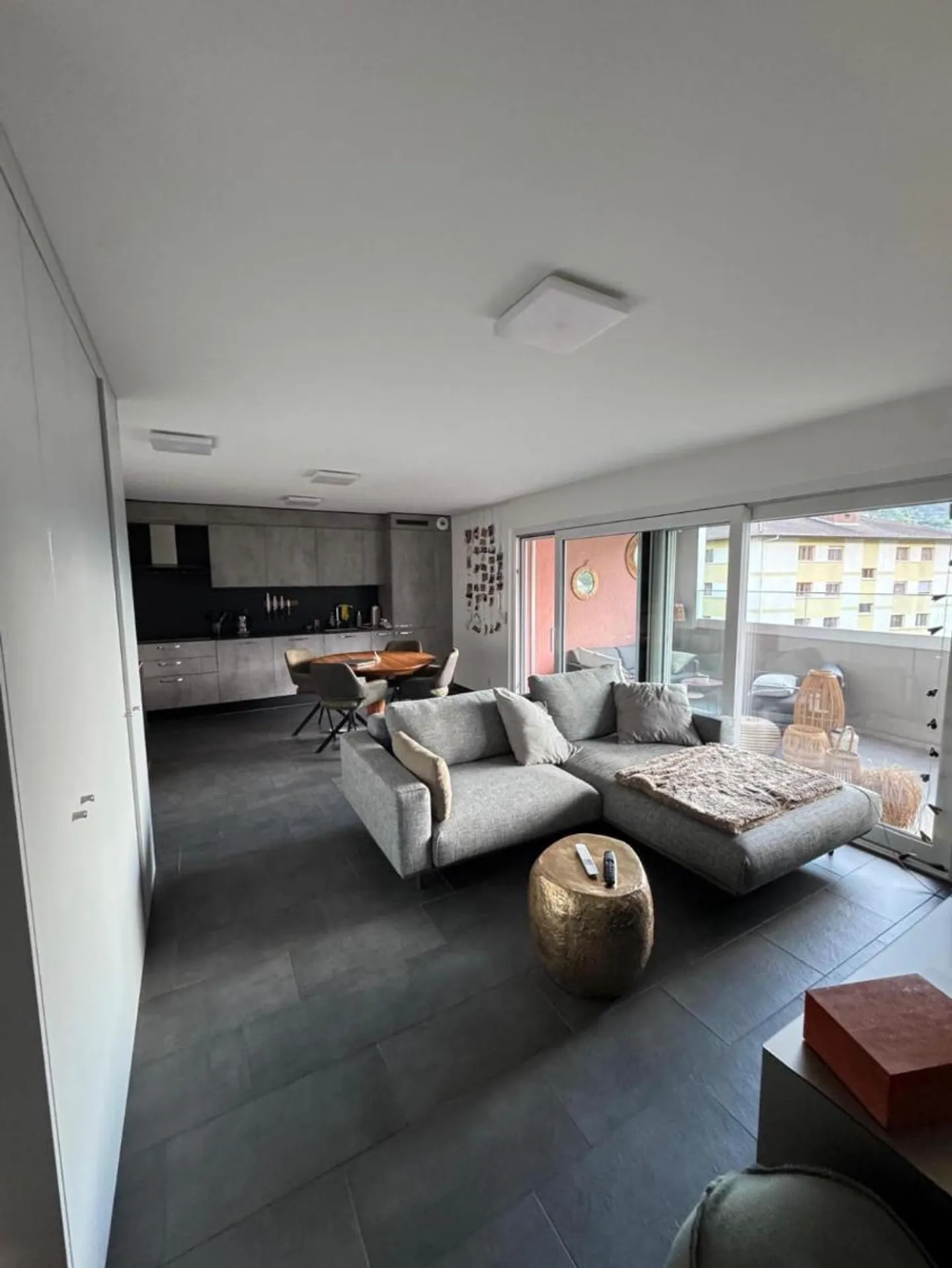 Bright 2.5-room apartment with large balcony - Photo 3 of 5