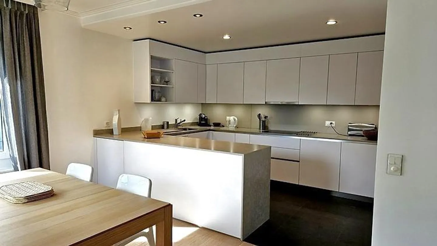 4-ZIMMER-WOHNUNG IN GENF - EAUX-VIVES, MÖBLIERT - Foto 3 von 10