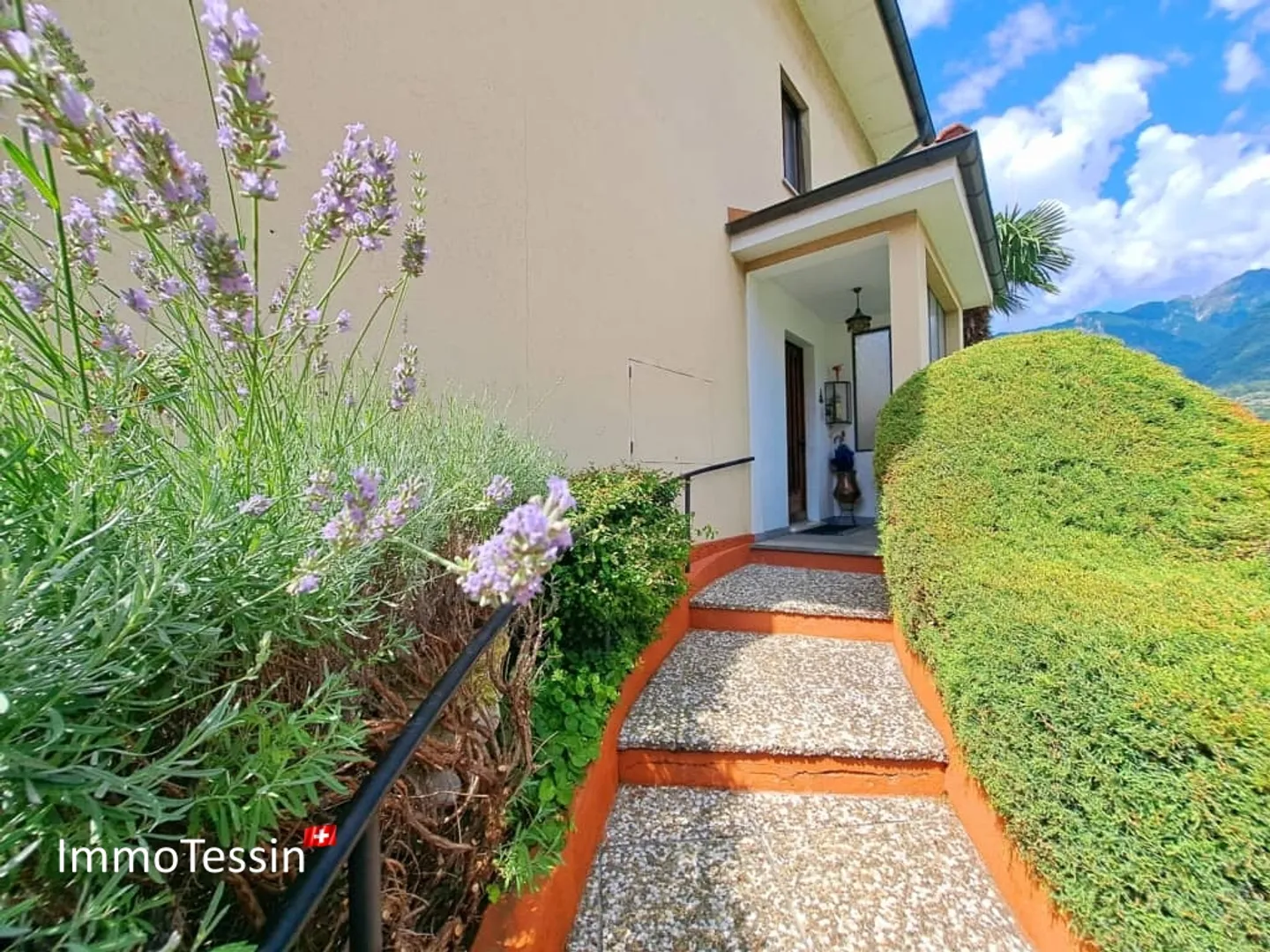 Villa spaziosa e affascinante, un'oasi di calma nel cuore di Giubiasco, inclusi i redditi da locazione - Foto 6 di 13