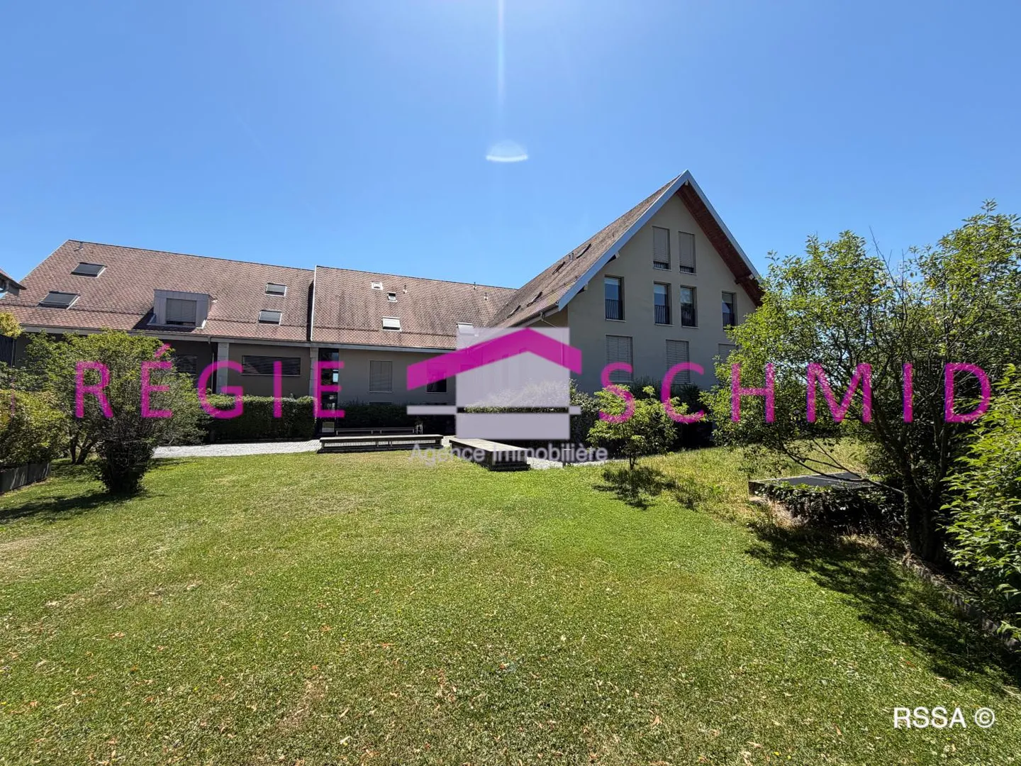 Duplex apartment in the attic with 7.5 rooms in Eysins - Photo 1 of 15