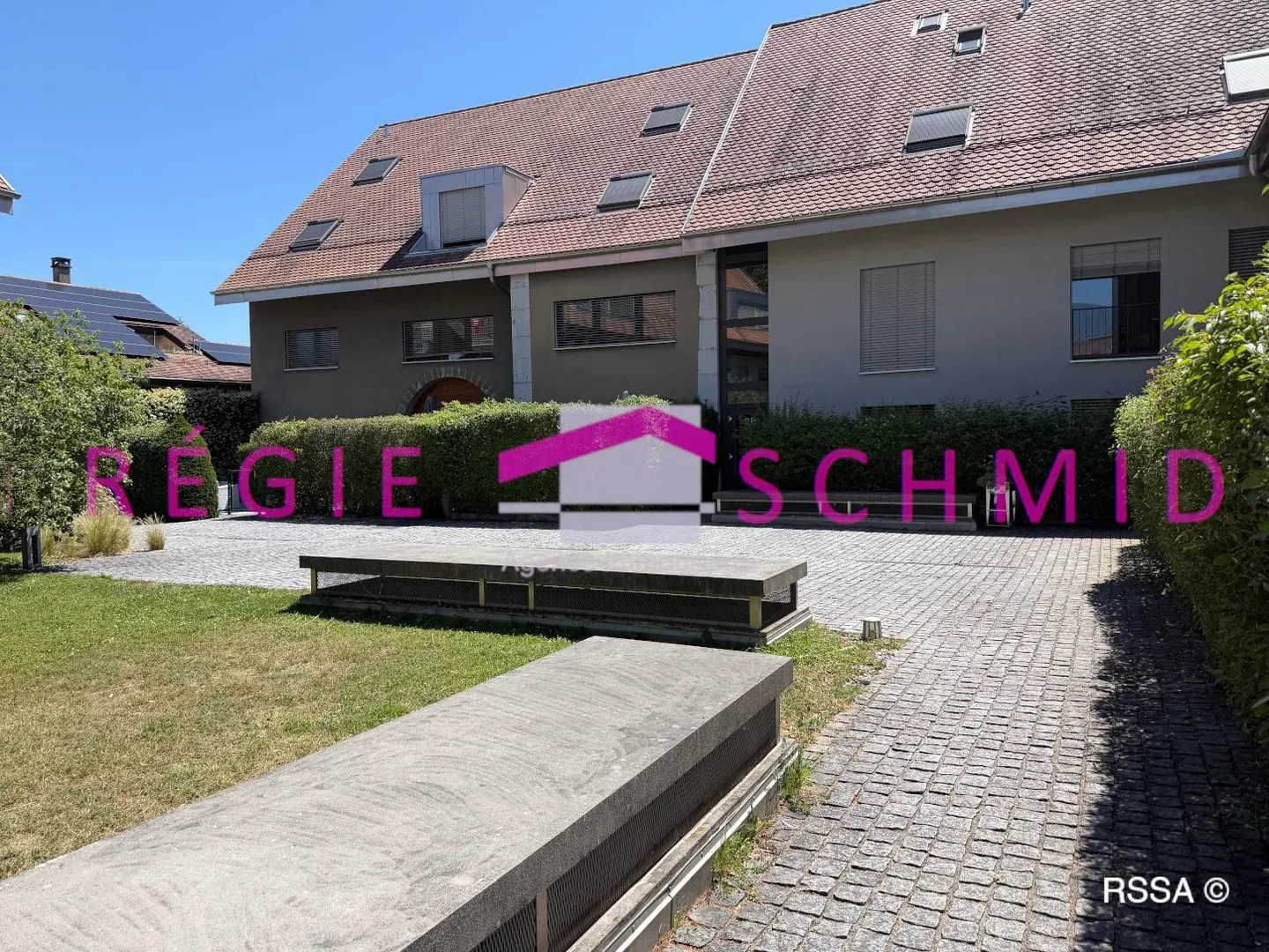 Duplex apartment in the attic with 7.5 rooms in Eysins - Photo 2 of 15