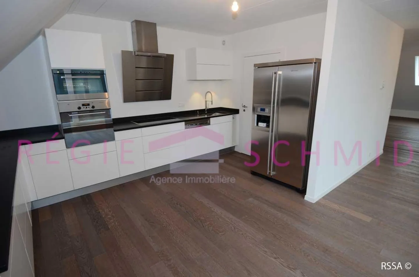 Duplex apartment in the attic with 7.5 rooms in Eysins - Photo 5 of 15