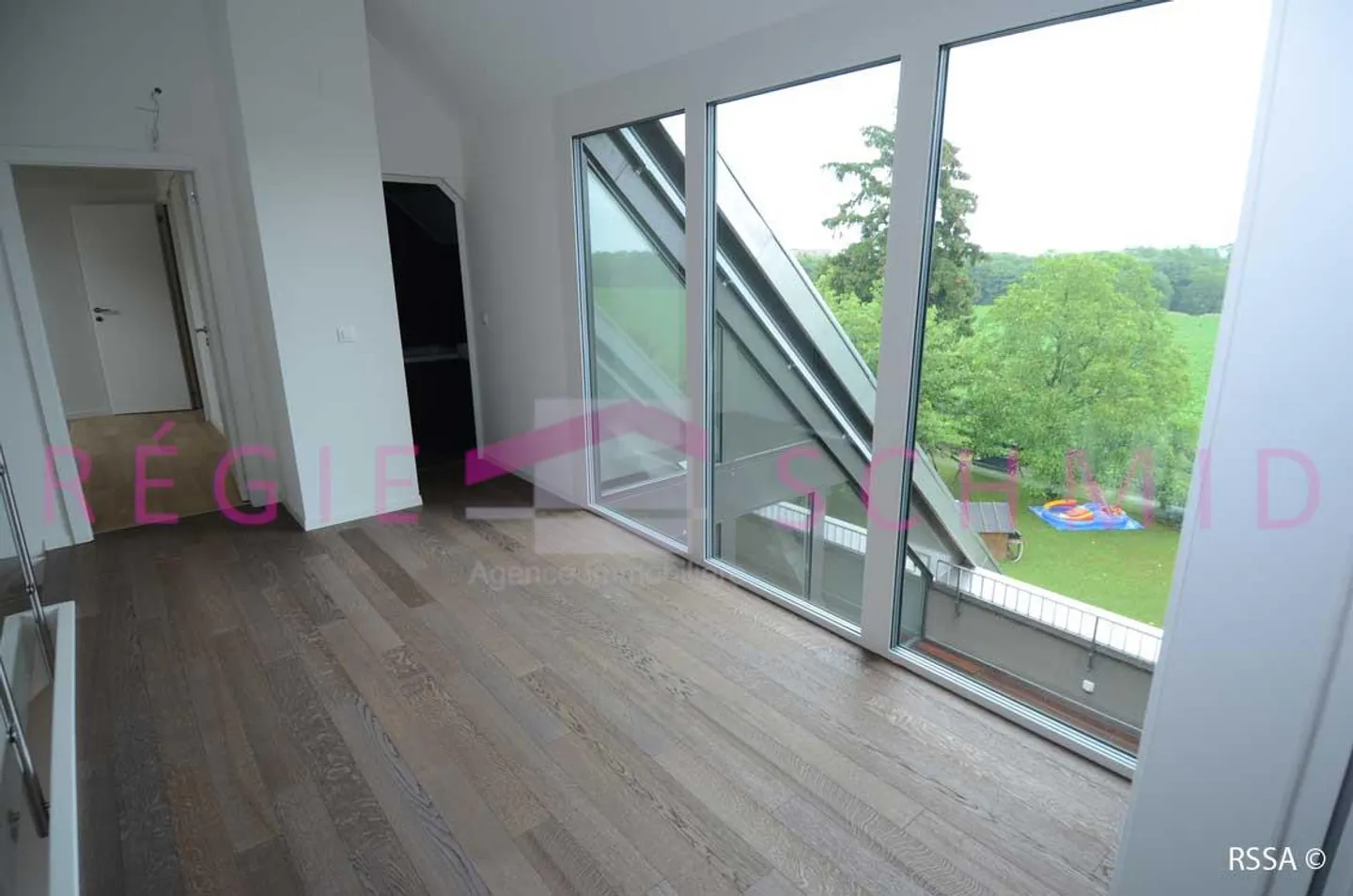 Duplex apartment in the attic with 7.5 rooms in Eysins - Photo 7 of 15