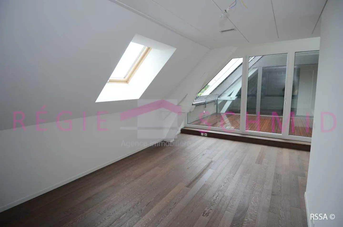 Duplex apartment in the attic with 7.5 rooms in Eysins - Photo 8 of 15