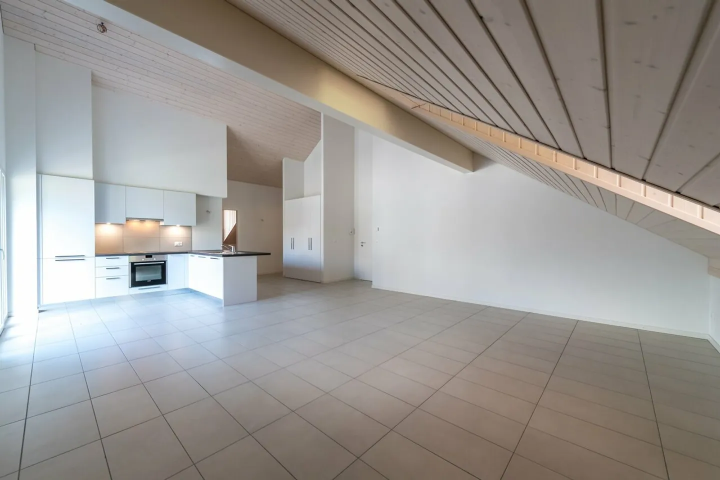 1st rent offered - Spacious 4.5 rooms in the heart of Chessel - Photo 3 of 10