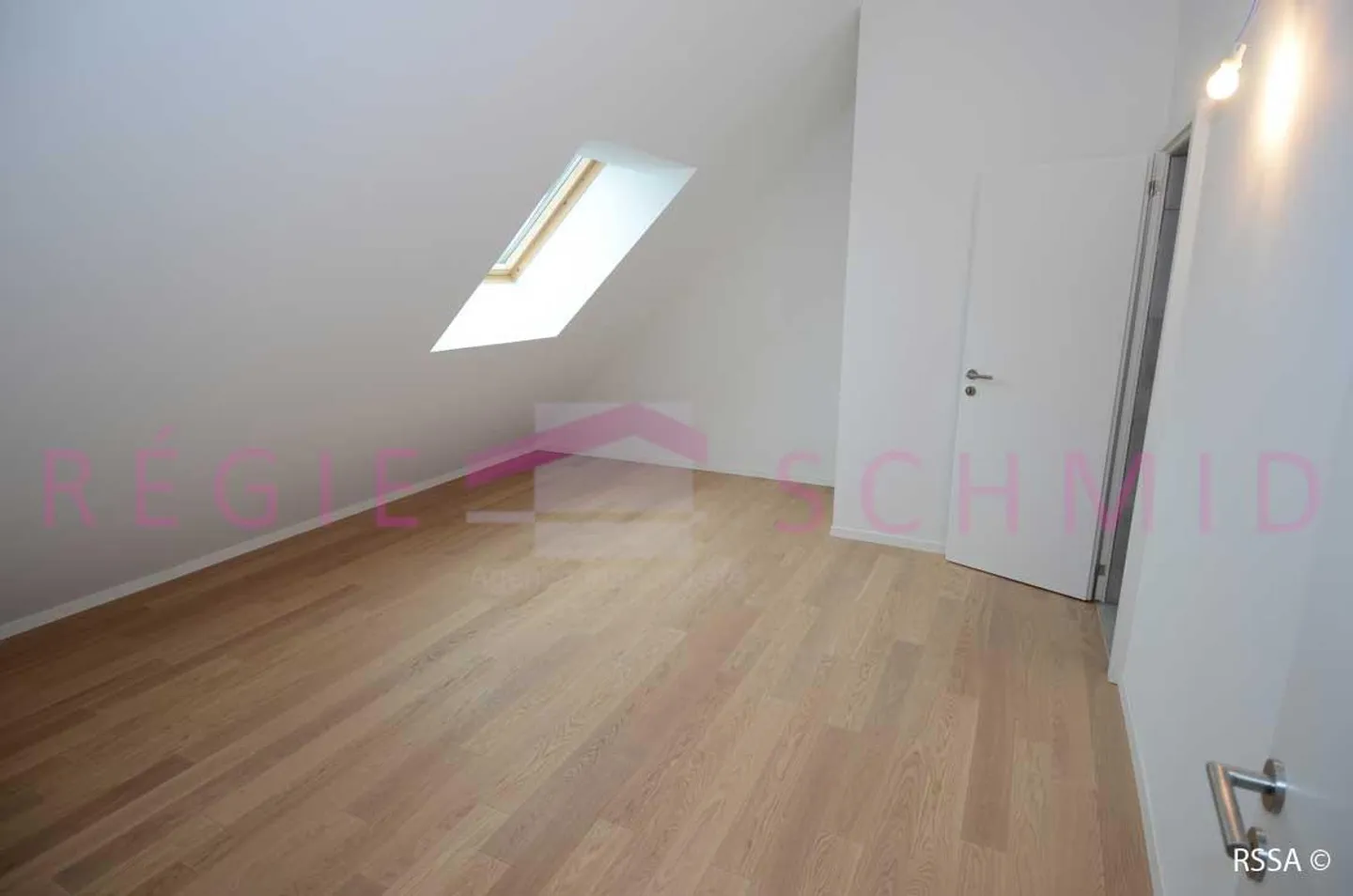Duplex apartment in the attic with 7.5 rooms in Eysins - Photo 12 of 15