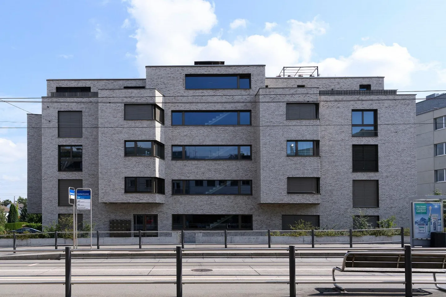 Appartamento moderno di 2,5 stanze al 1° piano in una posizione centrale a Zurigo Seebach - Foto 2 di 7