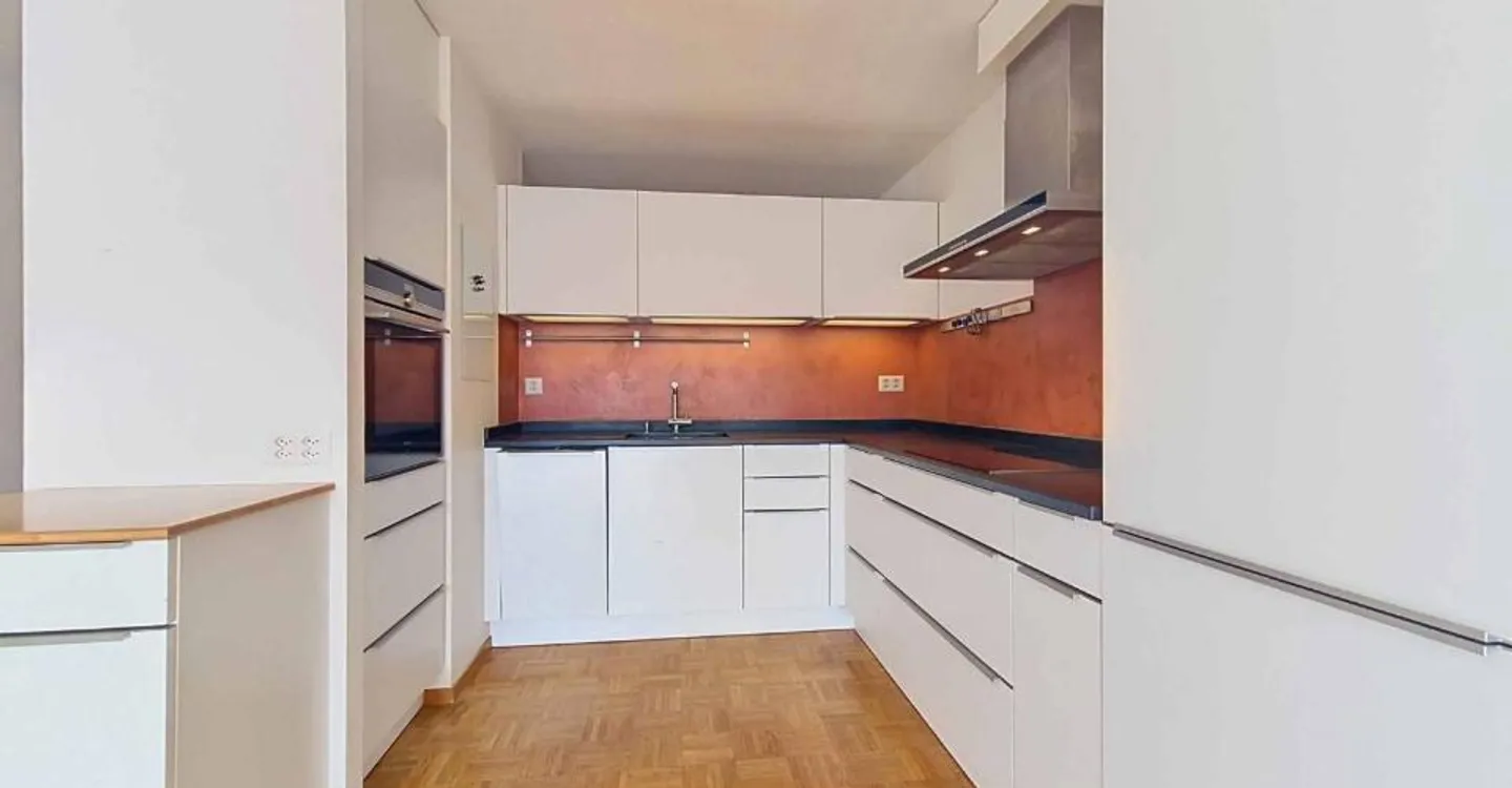Elegant 4.5-room apartment with two balconies in the heart of Yverdon-les-Bains - Photo 8 of 12