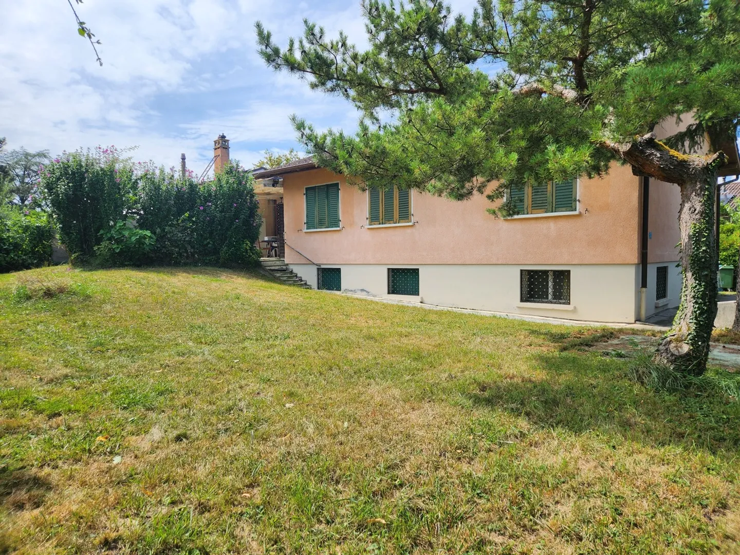 Villa to renovate with great potential - Photo 1 of 7