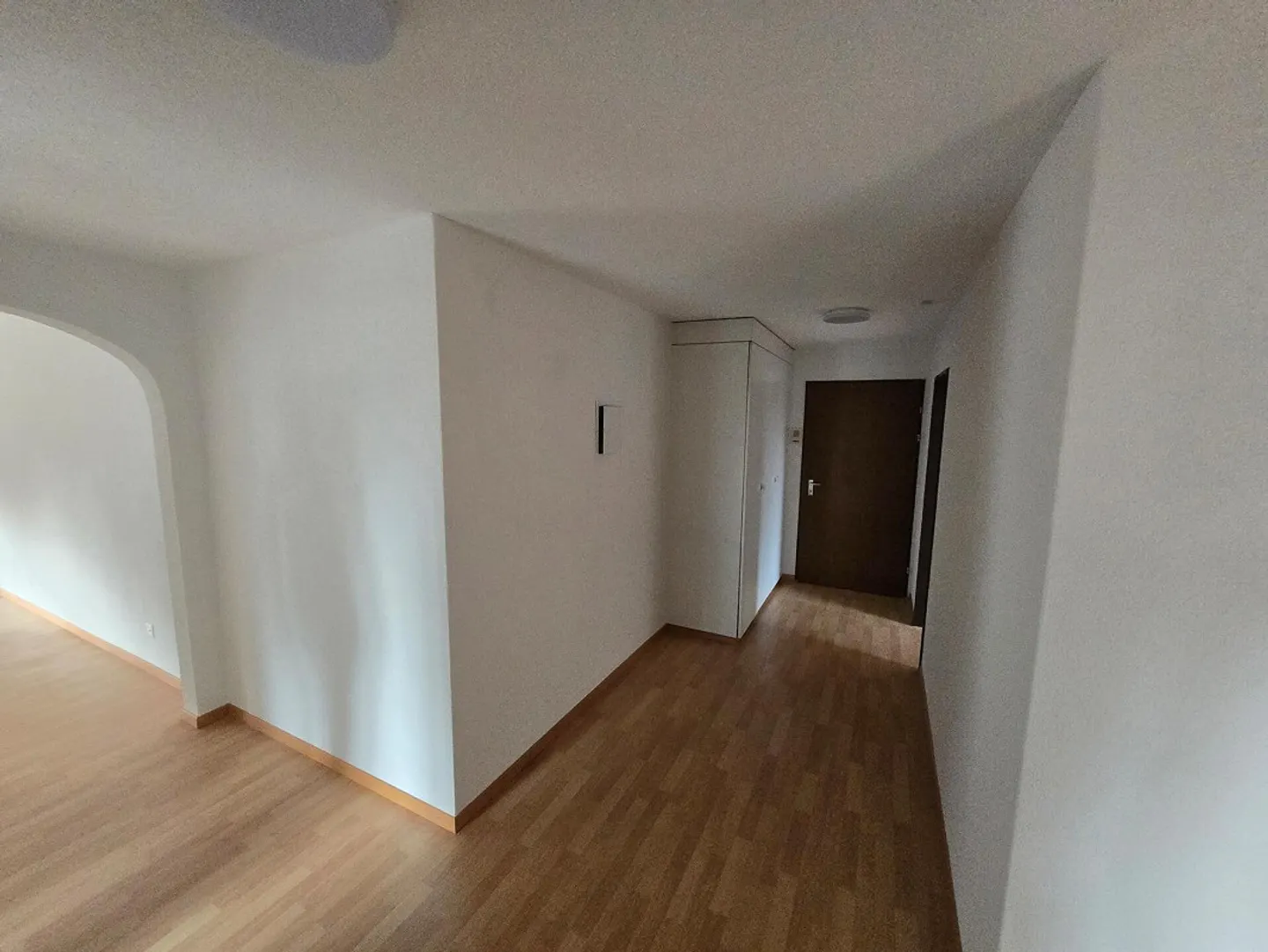 Appartamento ristrutturato di 3,5 locali al piano terra con camino e garage privato - Foto 5 di 7