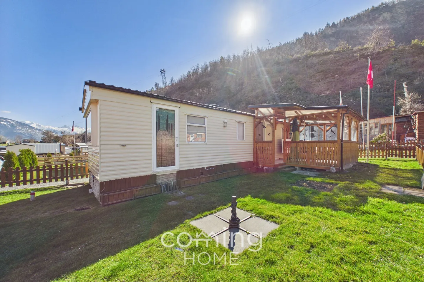 Well-maintained 4-bedroom mobile home with a loggia and a view - Foto 1 von 14