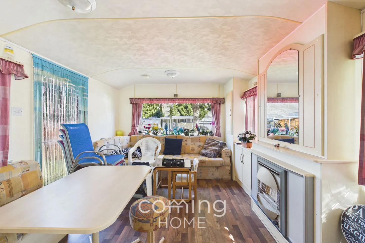 Well-maintained 4-bedroom mobile home with a loggia and a view - Foto 2 von 14