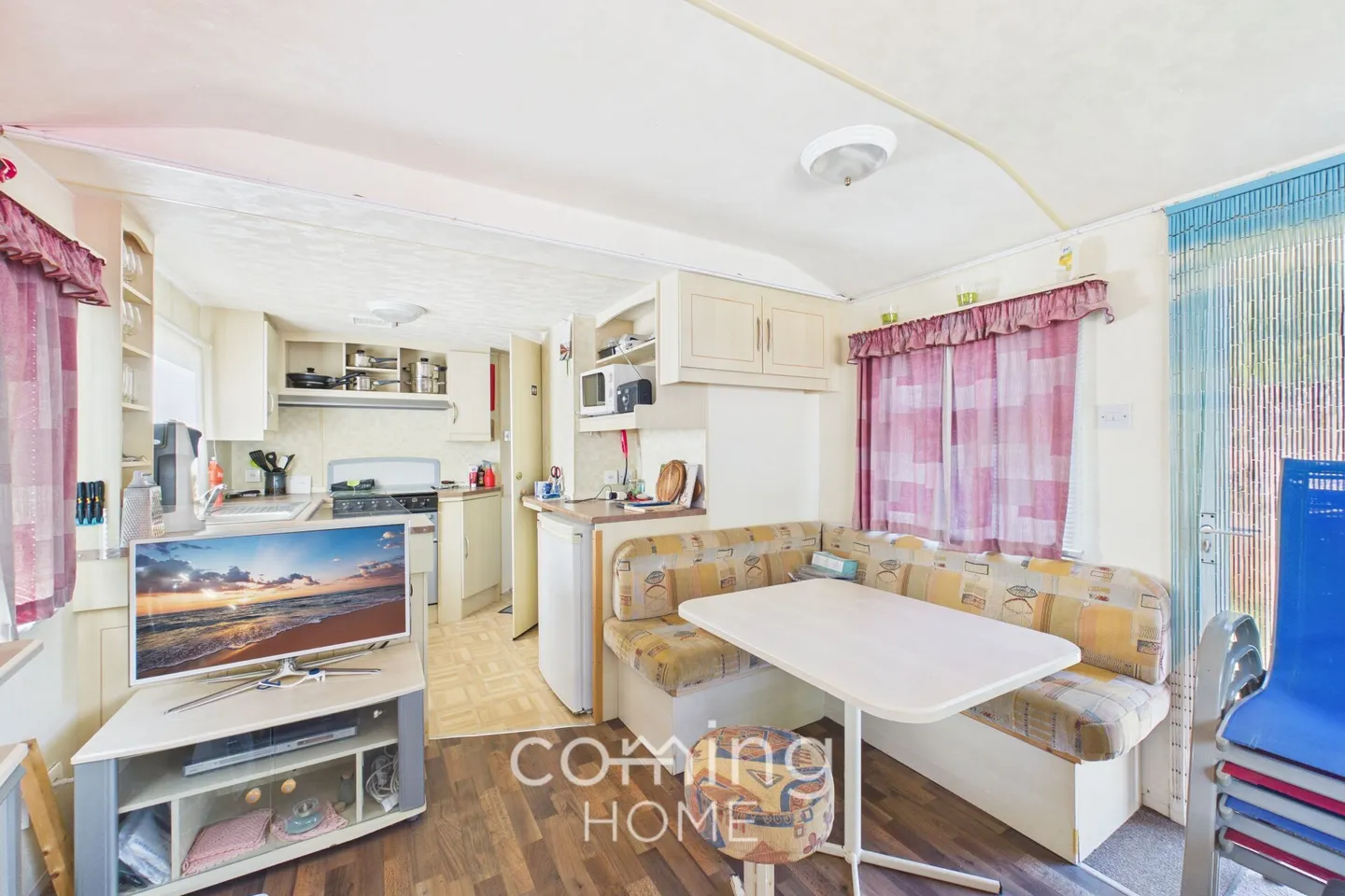 Well-maintained 4-bedroom mobile home with a loggia and a view - Foto 3 von 14