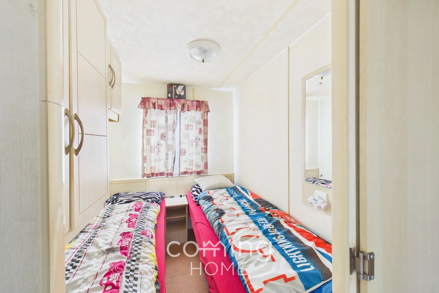 Well-maintained 4-bedroom mobile home with a loggia and a view - Foto 7 von 14