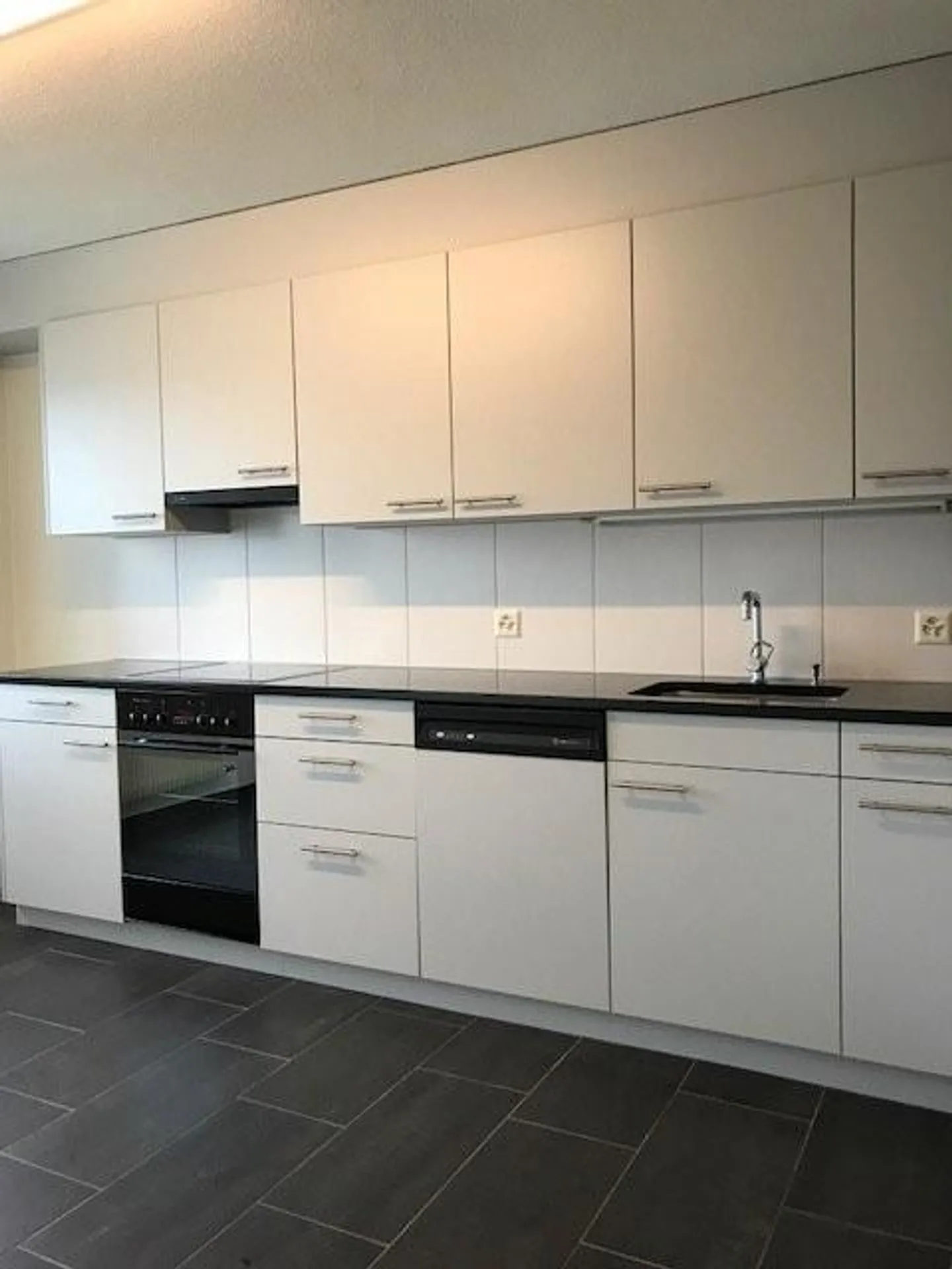 RENT WITHOUT DEPOSIT - Attractive apartment with a view - Photo 2 of 5