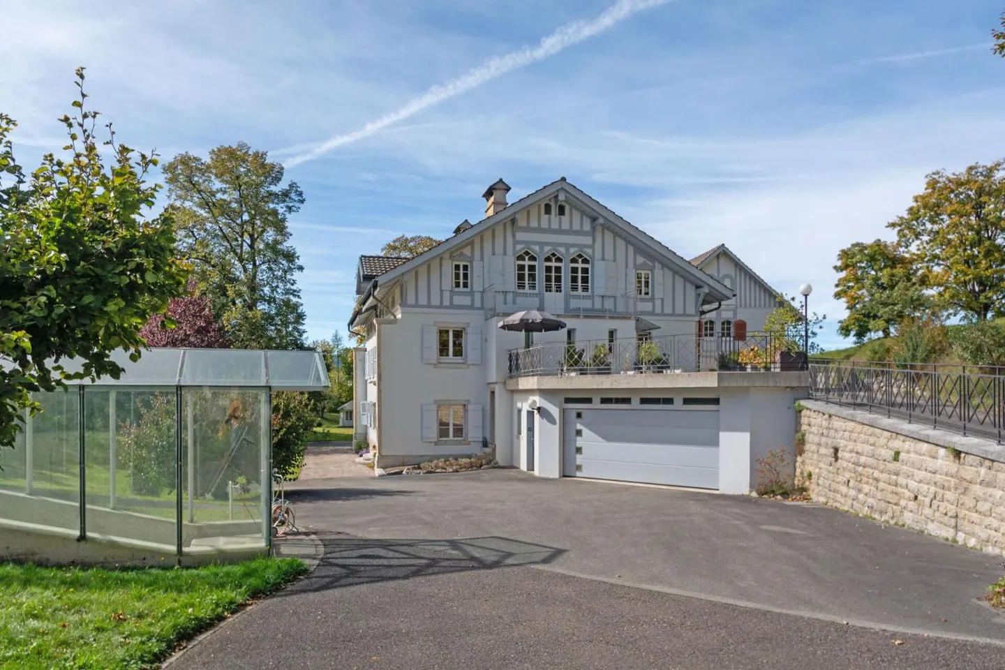 Elegant Master House with Tennis Court - Photo 4 of 13
