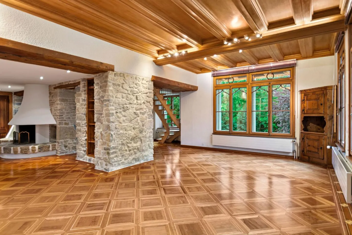 Elegant Master House with Tennis Court - Photo 7 of 13