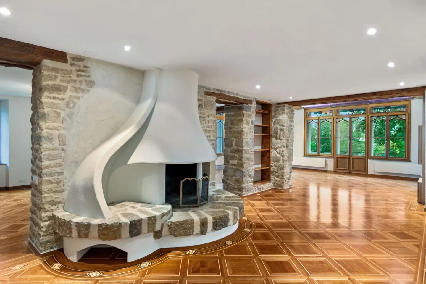 Elegant Master House with Tennis Court - Photo 8 of 13