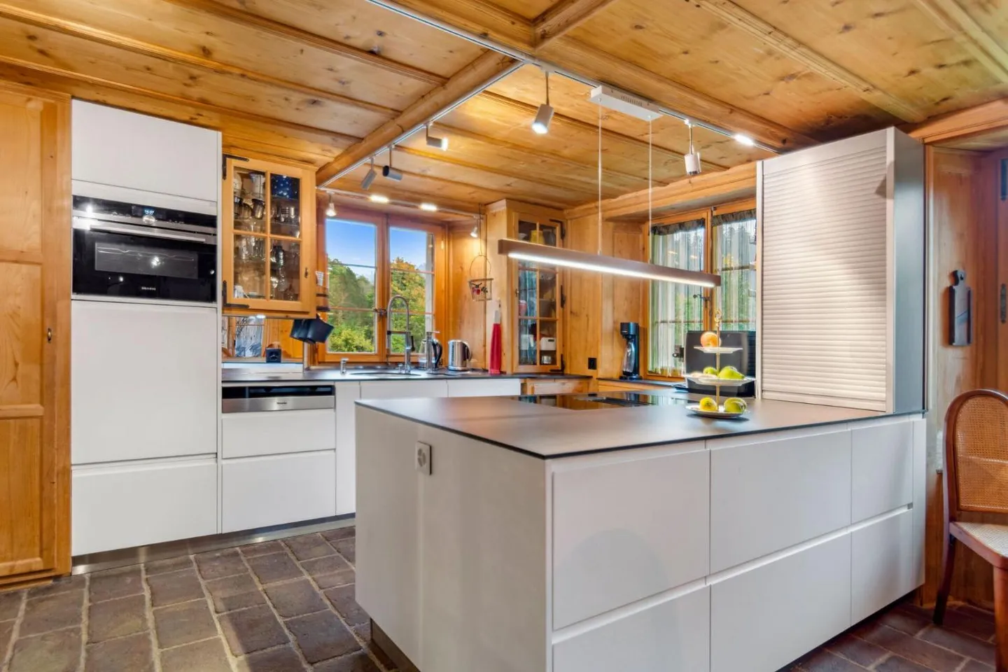Elegant Master House with Tennis Court - Photo 11 of 13