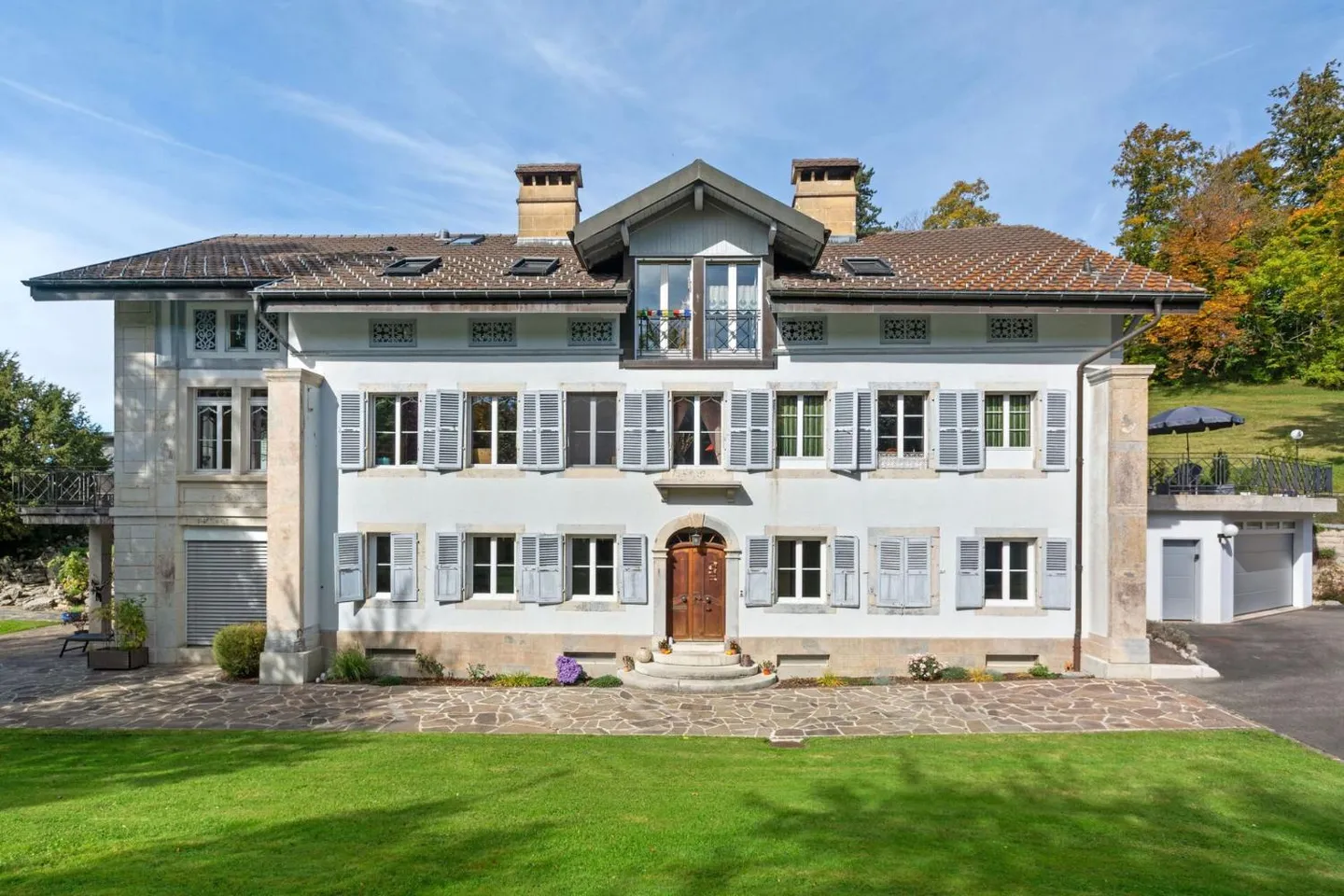 Elegant Master House with Tennis Court - Photo 2 of 13