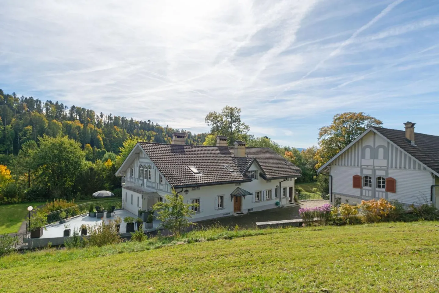 Elegant Master House with Tennis Court - Photo 3 of 13