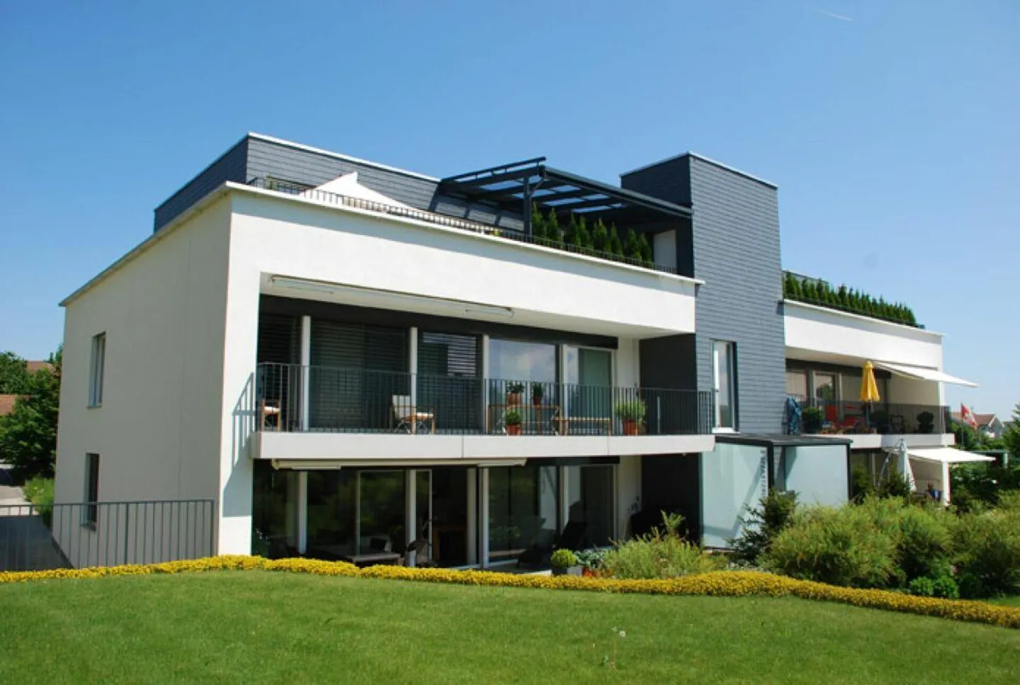 Exclusive penthouse apartment with huge terrace in idyllic location - Photo 2 of 12