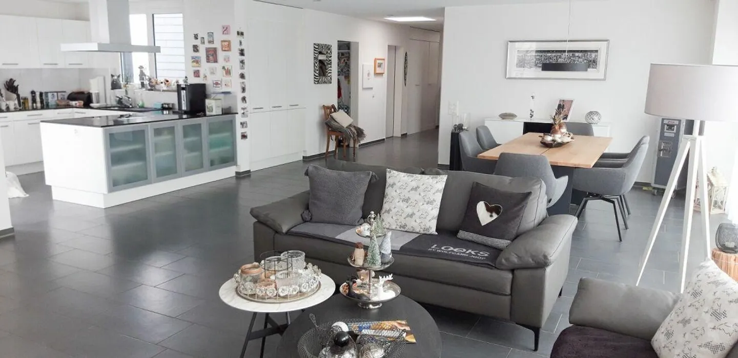 Exclusive penthouse apartment with huge terrace in idyllic location - Photo 3 of 12