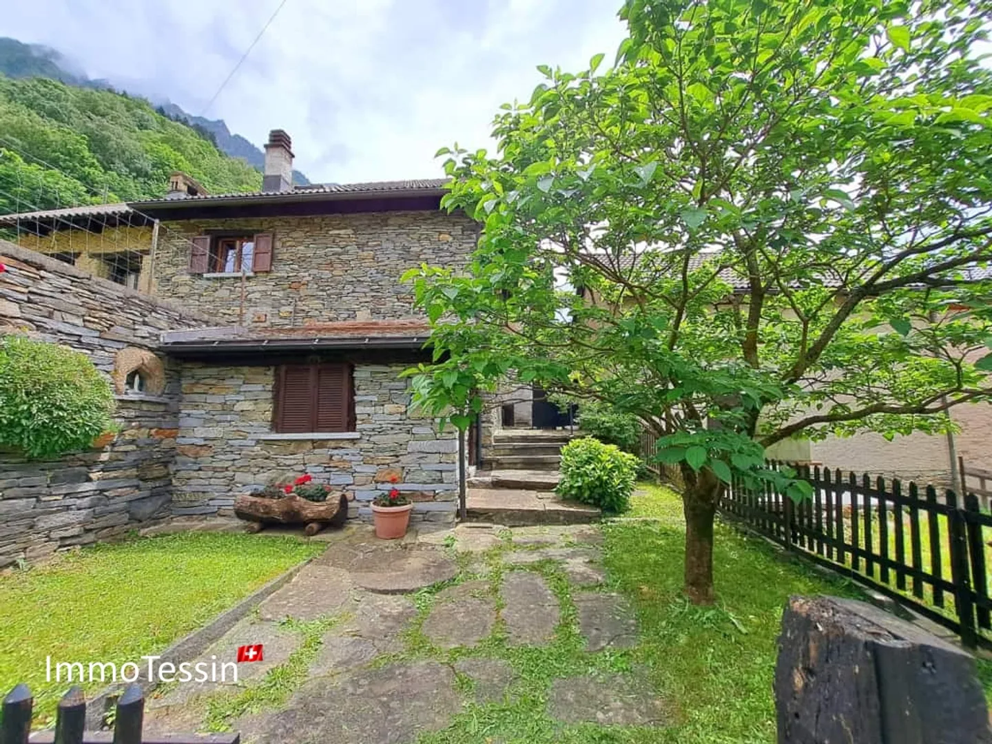 Luxuriös renoviertes Rustico mit Panoramablick und modernem Komfort nahe Lukmanierpass - Foto 1 von 13