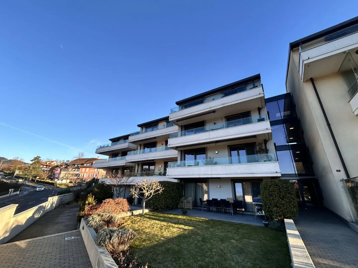 Schöner Raum für diese 3,5-Zimmer-Wohnung mit Blick auf den See und die Berge! - Foto 1 von 10