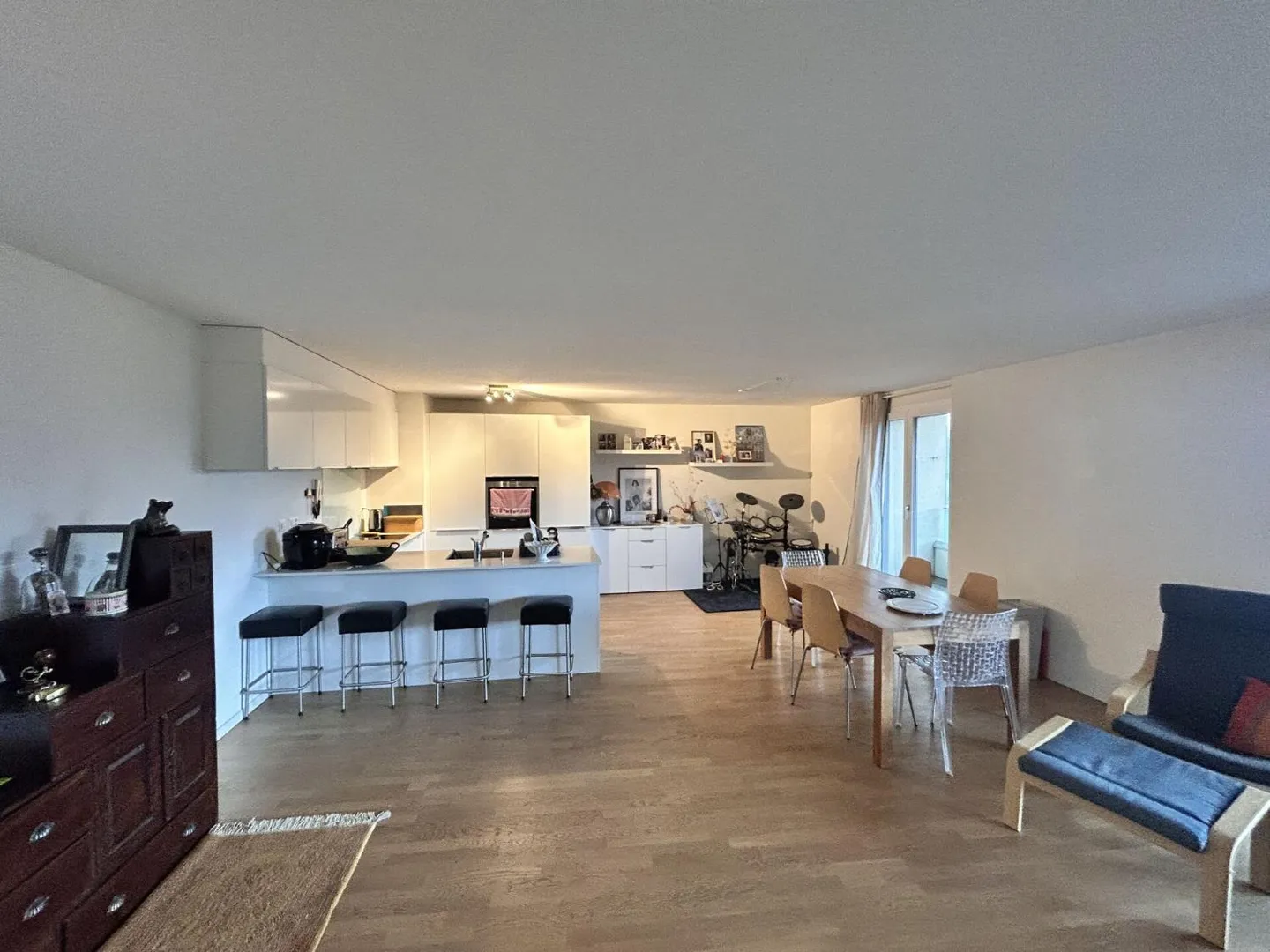 Schöner Raum für diese 3,5-Zimmer-Wohnung mit Blick auf den See und die Berge! - Foto 3 von 10