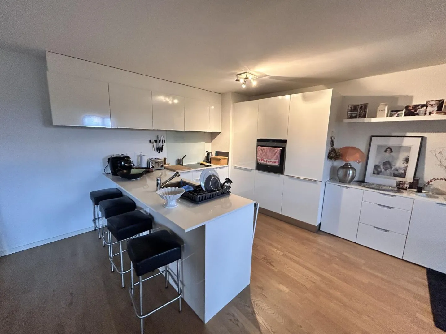 Schöner Raum für diese 3,5-Zimmer-Wohnung mit Blick auf den See und die Berge! - Foto 4 von 10