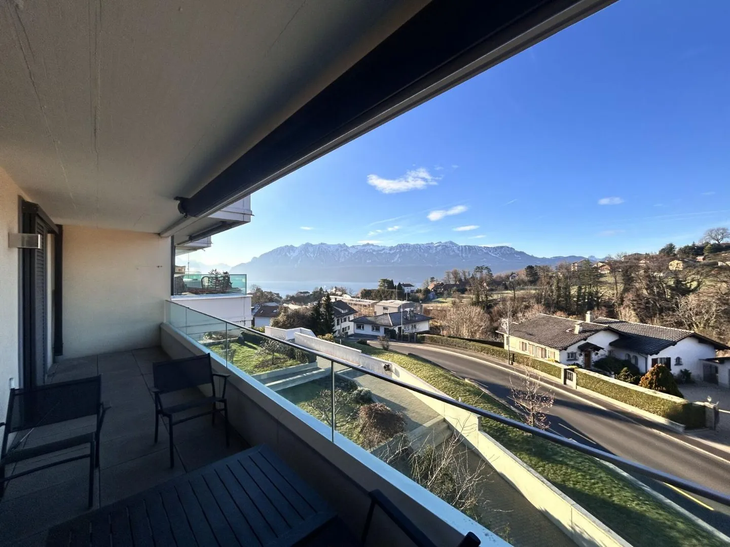 Schöner Raum für diese 3,5-Zimmer-Wohnung mit Blick auf den See und die Berge! - Foto 2 von 10