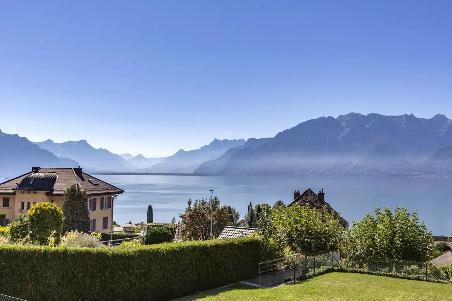 Spazioso appartamento al piano giardino con vista lago e finiture di alta gamma - Foto 1 di 12