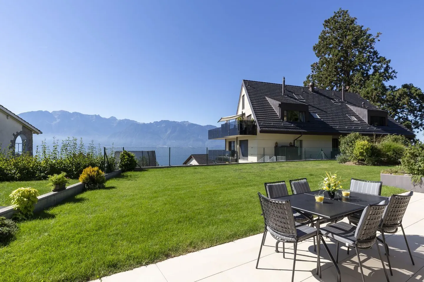 Spazioso appartamento al piano giardino con vista lago e finiture di alta gamma - Foto 10 di 12
