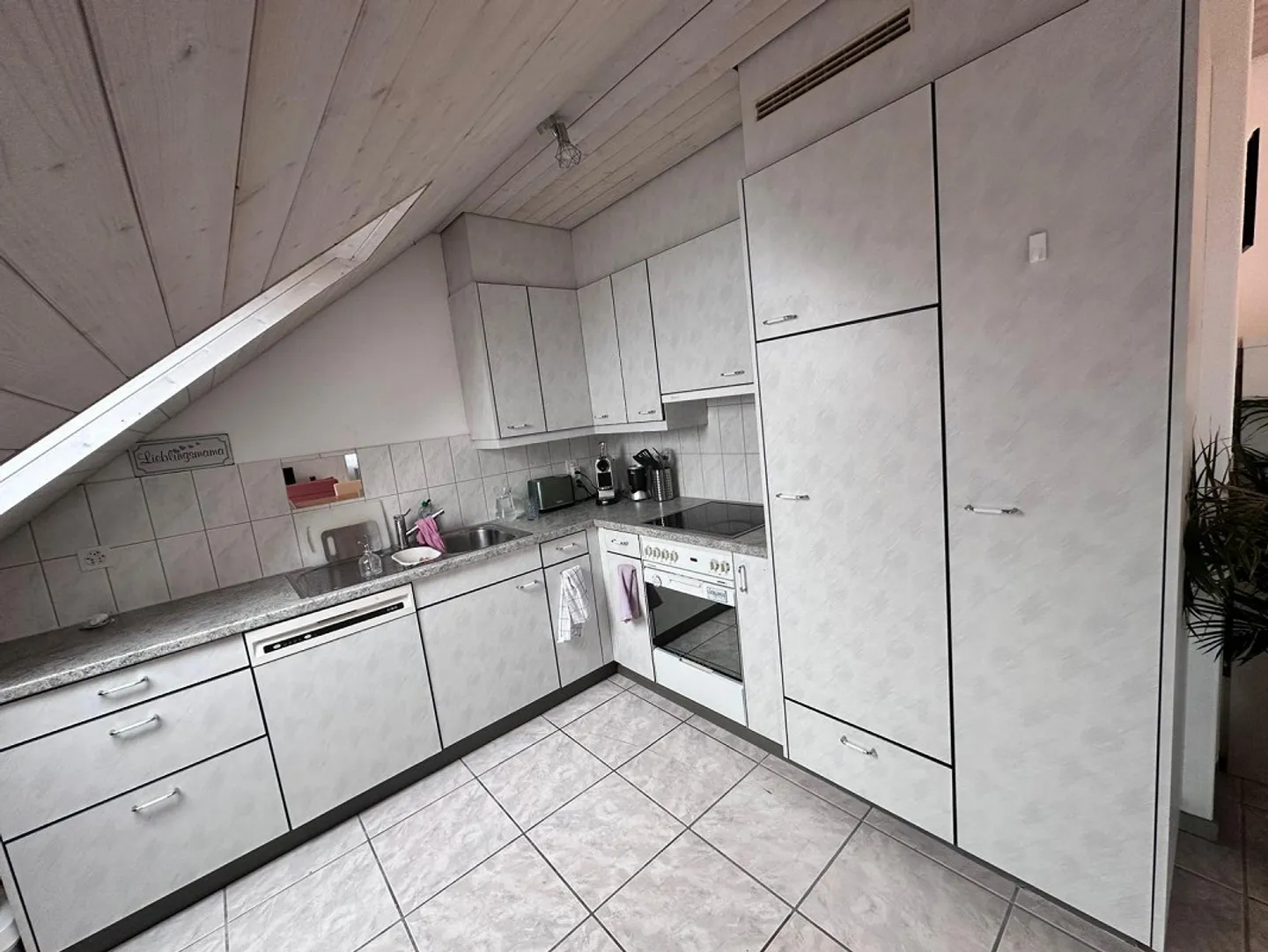 Sunny quiet 2.5 - 3 room apartment with a view - Photo 8 of 12